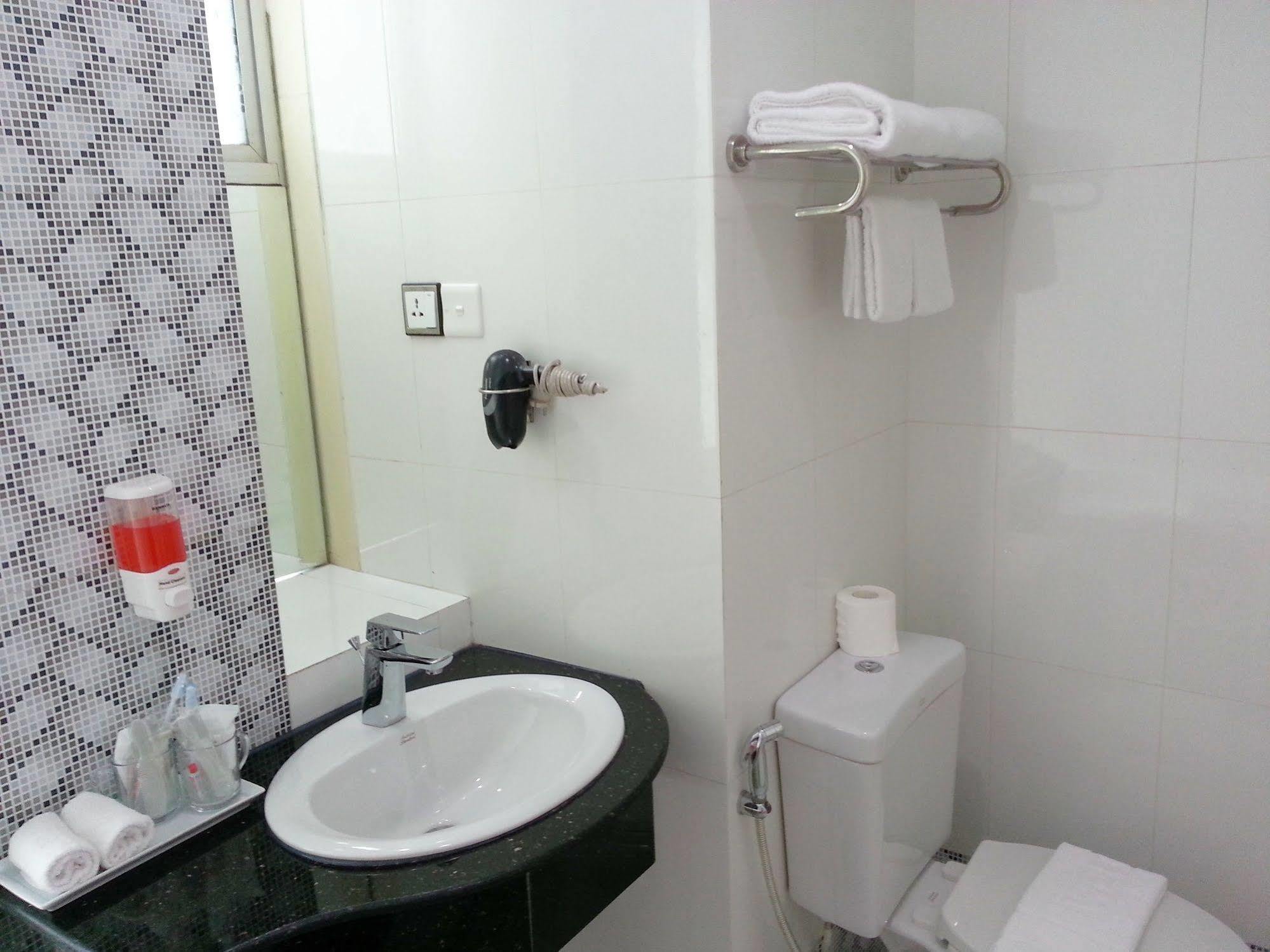 Grand Laurel Hotel Yangon Ngoại thất bức ảnh